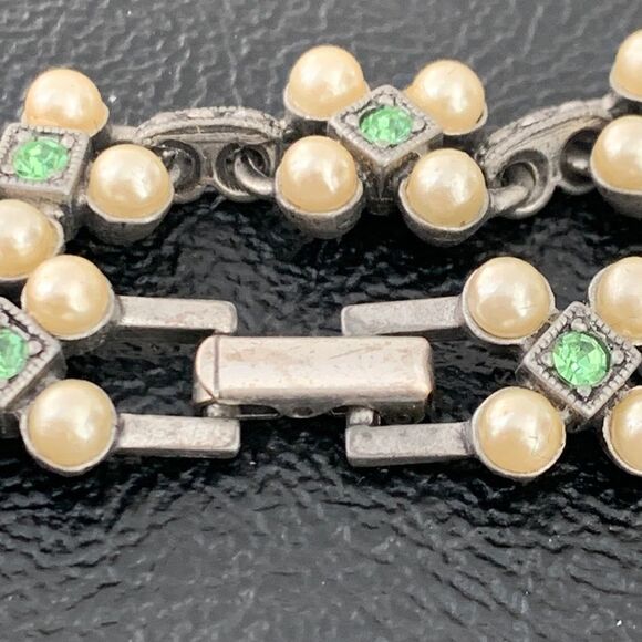 Vintage Mid-Century Bracelet, Faux Pearls & Peridot Glass Crystals, Floral Motif - Picture 6 of 10